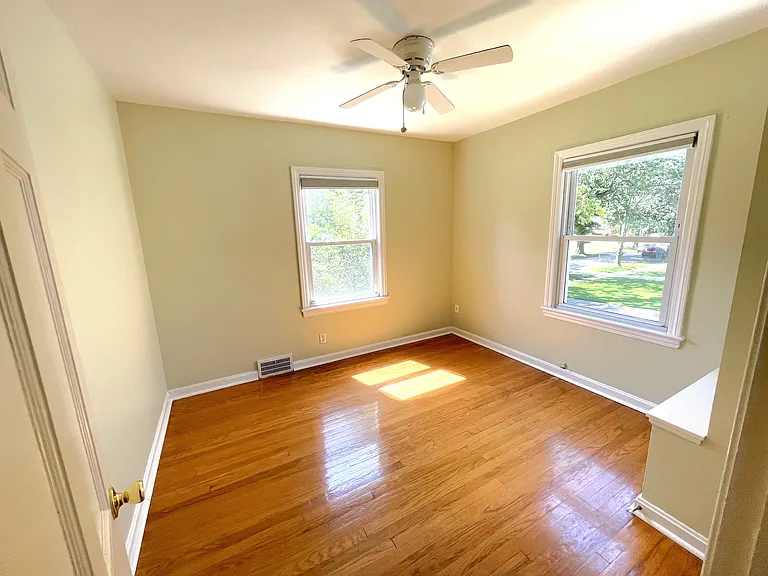Bedroom 3 has one closet