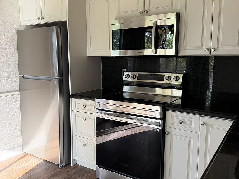 1077 Washington Cir #A — Photo 4