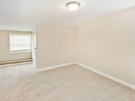 5th image of 404 Hillcrest Ave