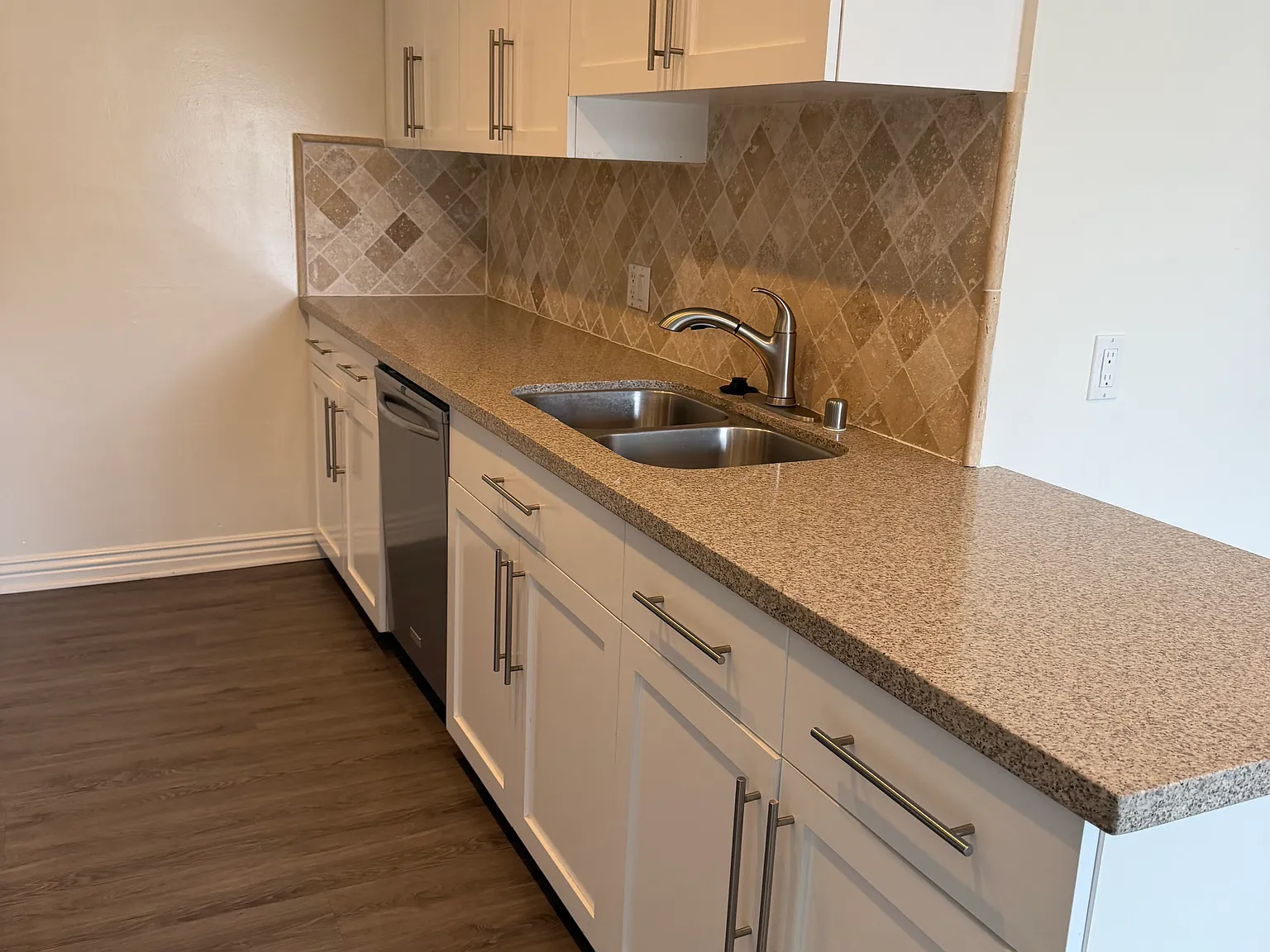 336 S Elm Dr — Photo 2