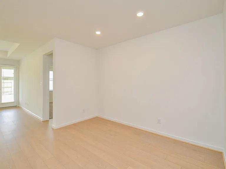 9727 Rialto Heights Dr — Photo 17