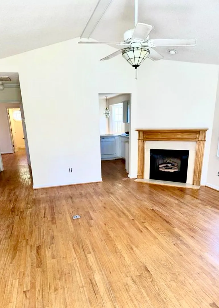 Charming 3 Bed / 2 Bath Home with Screened Porch + Fenced Yard in New Bern — Photo 2