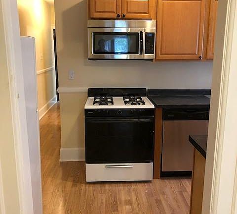 3rd image of 815 Beaconsfield Ave APT 1N