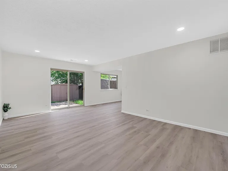 1405 Merrimac Ln N — Photo 20