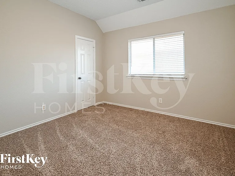 2210 Meadowstone Dr — Photo 11