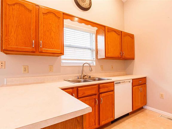 4th image of 8766 Woodridge Dr
