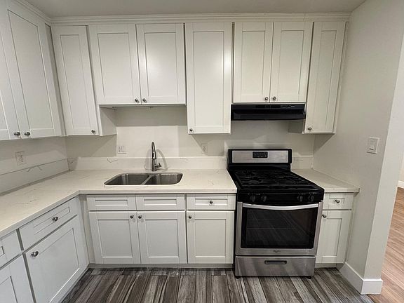 3rd image of 1351 W 20th St APT 10