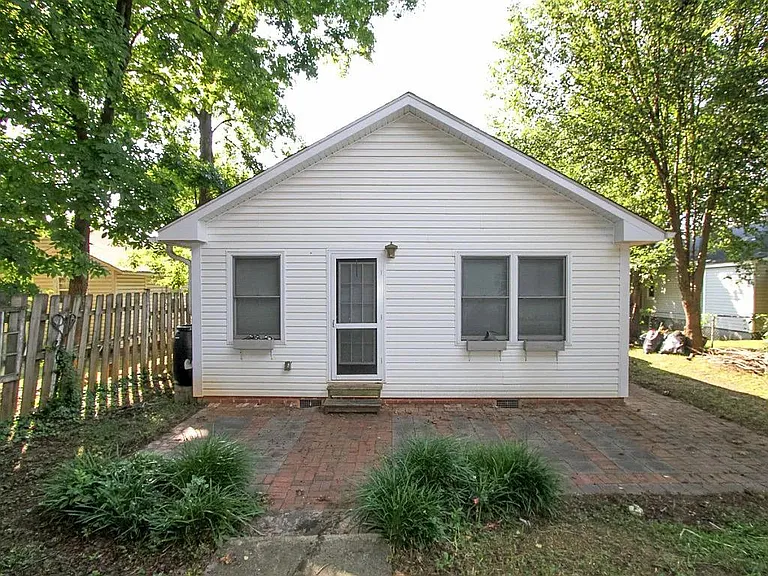 3rd bedroom exit to porch area