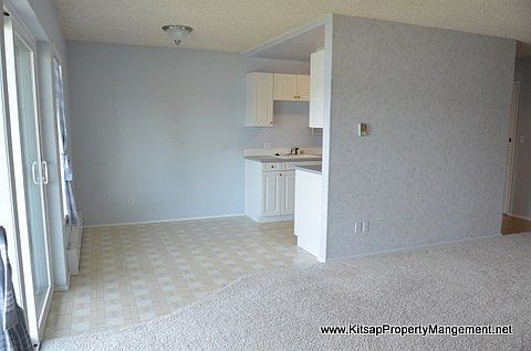 5th image of 924 Shorewood Dr APT 28