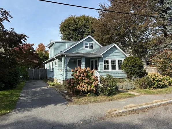 3 Oak St, Marblehead, MA 01945