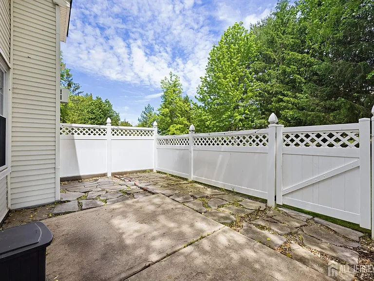 301 Pheasant Run — Photo 2