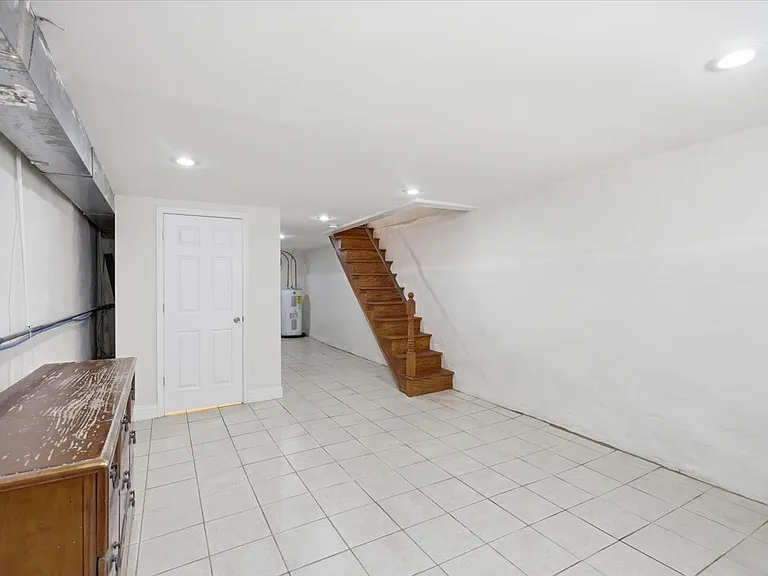 2653 S 6th St — Photo 35