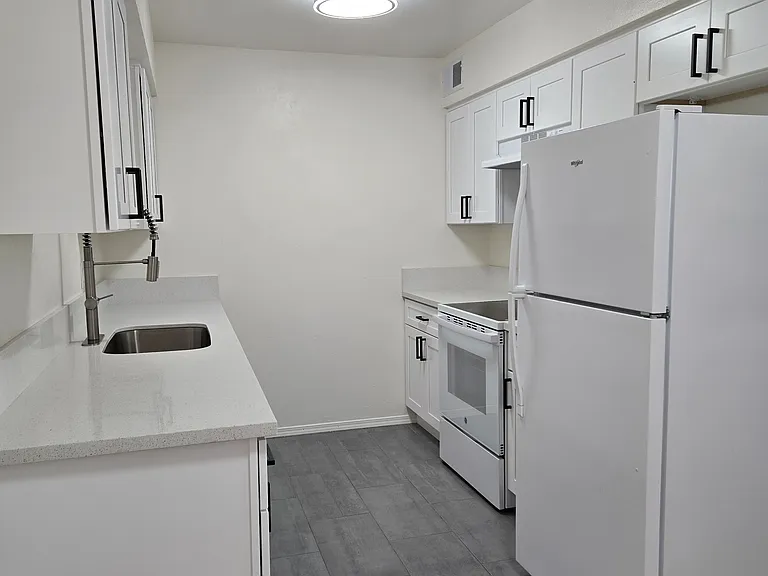 2109 Chelwood Park Blvd NE #D — Photo 8