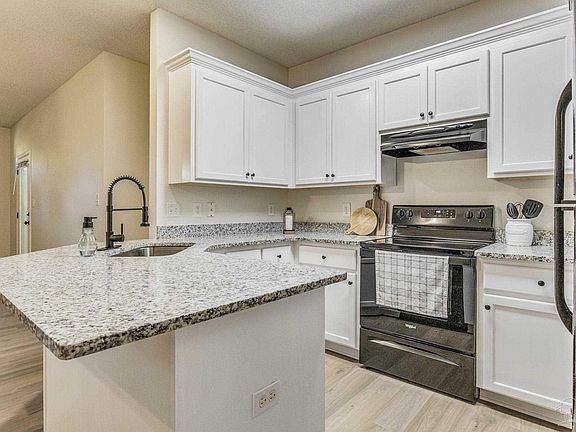 5th image of 3227 E Gonzalez St