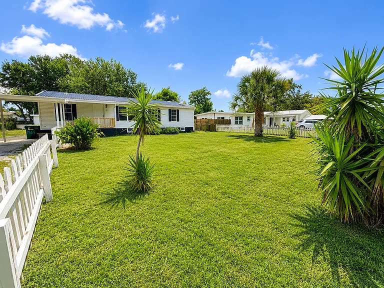 1565 Seneca Dr — Photo 2