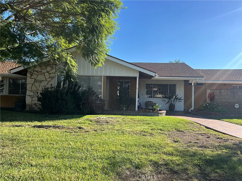 4 bed, 2809 sqft, $4,200 — Photo 2