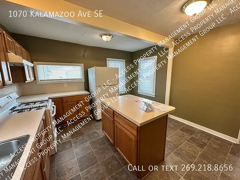 1070 Kalamazoo Ave SE — Photo 12