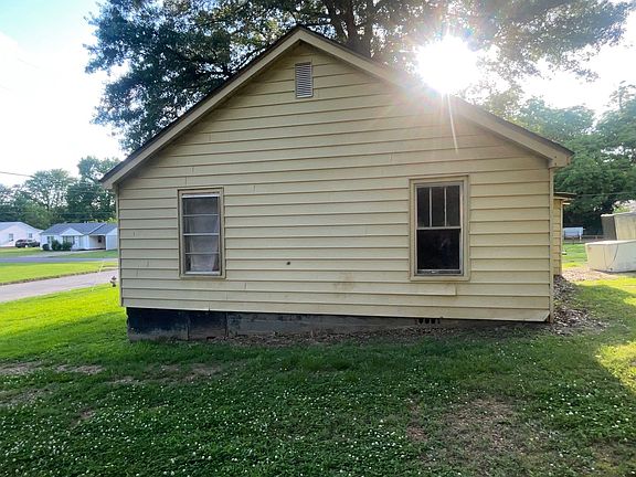 2nd image of 904 Tibbs St