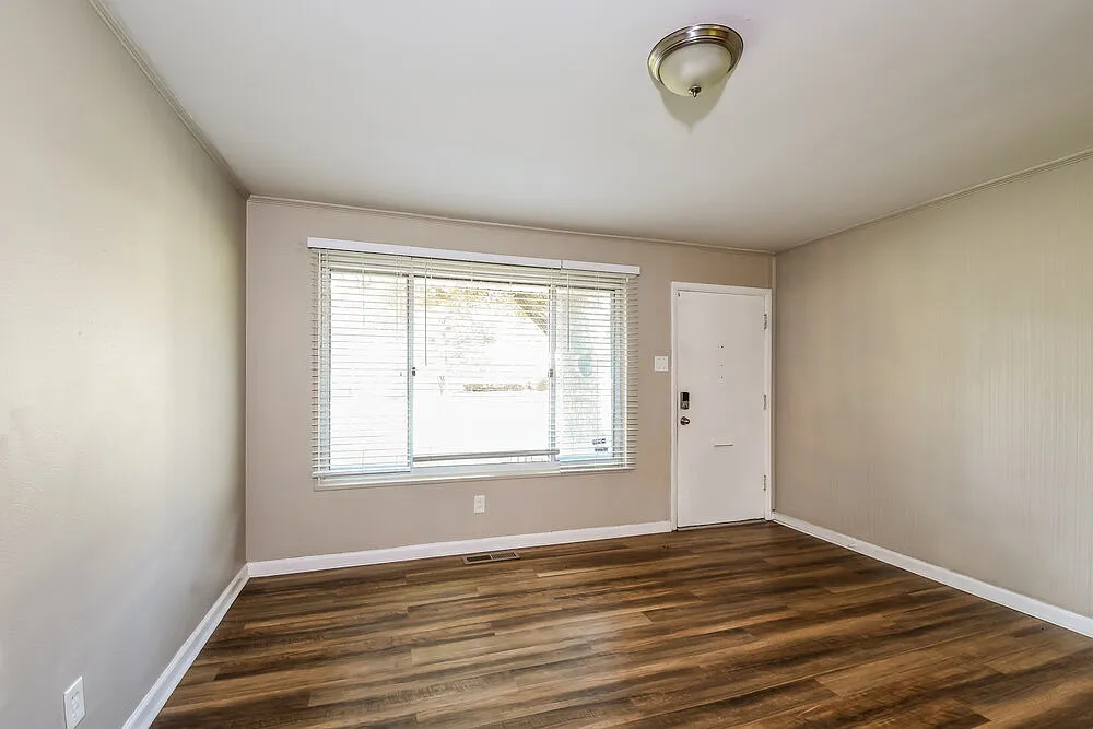 3 bed, 1.0 bath, 962 sqft, $1,345 — Photo 4