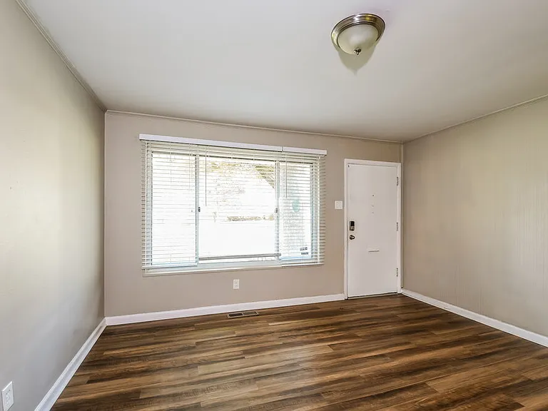 933 Lebon Dr — Photo 4