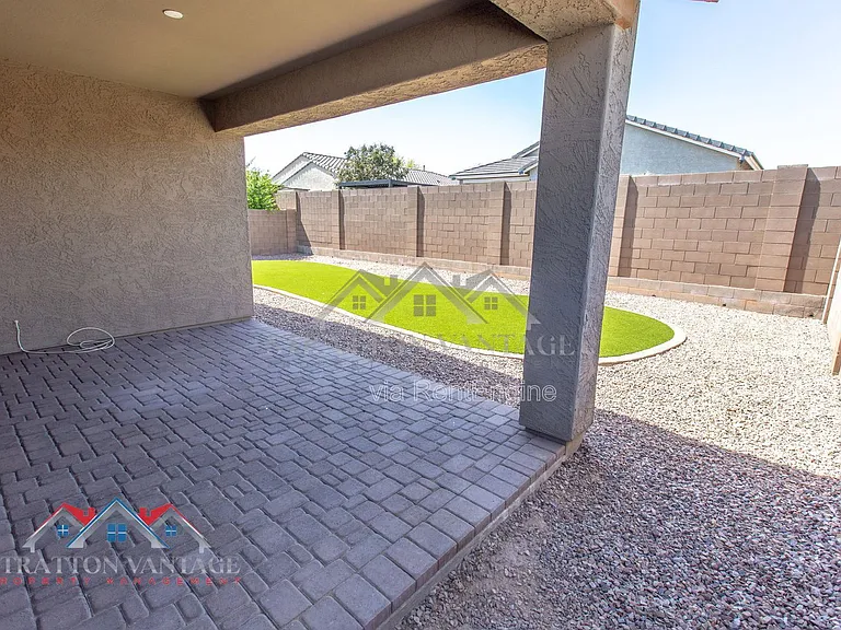 16264 W Canterbury Dr — Photo 46