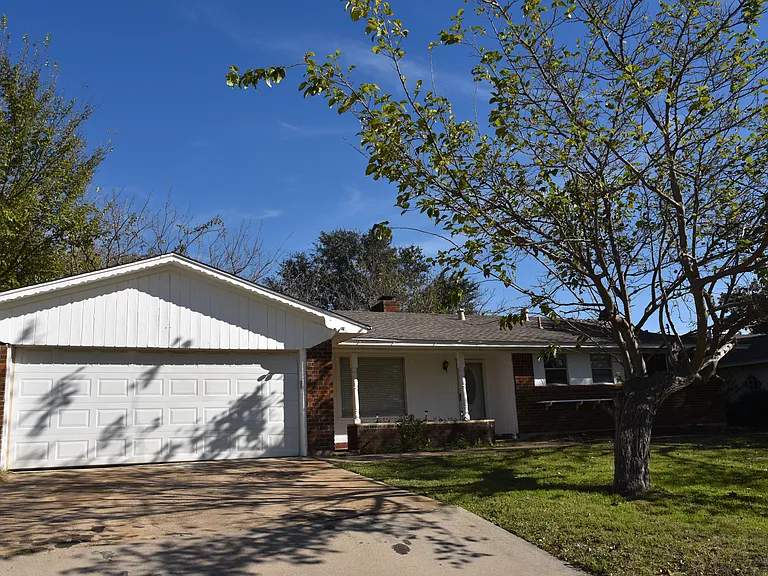 1212 Desiree Ln — Photo 2