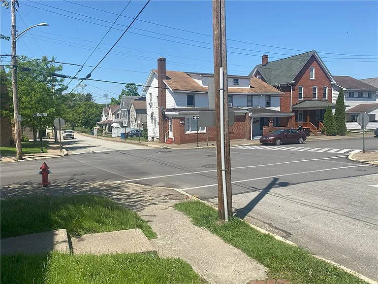 201 Irving Ave — Photo 16