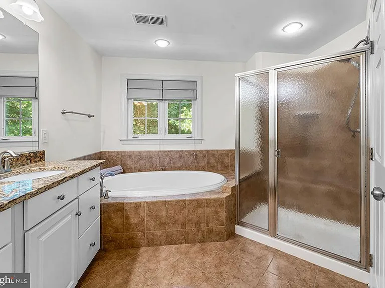 1627 Whitehall Dr — Photo 17