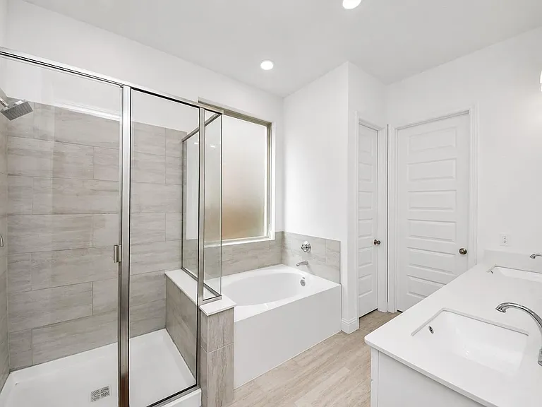 606 Round Lake Dr — Photo 18