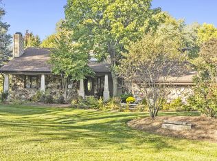 2258 Inverray Rd, Inverness, IL 60067