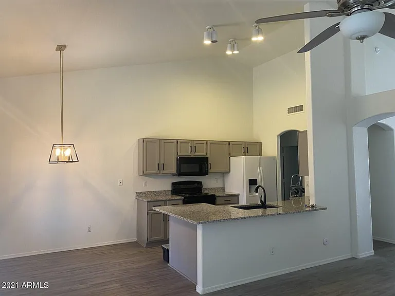 525 W Candlewood Ln — Photo 8