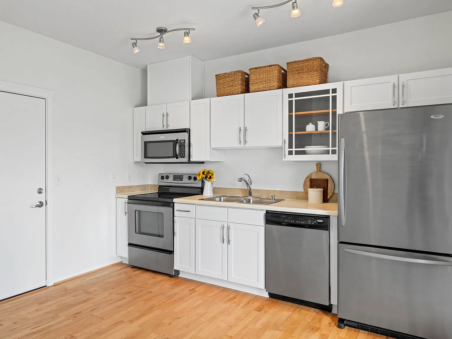 Studio, 404 sqft, $1,600 — Photo 4