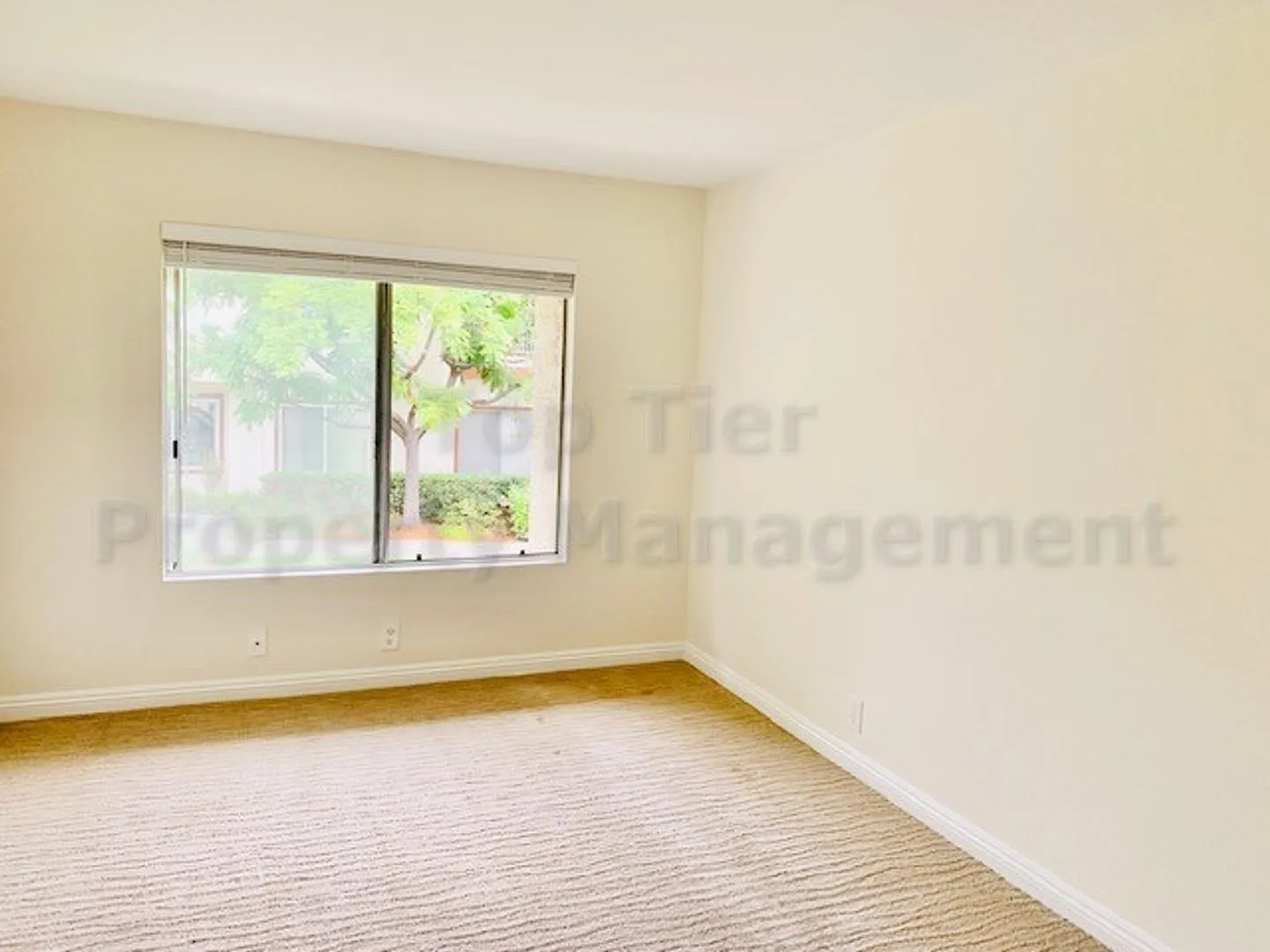Beautiful 2 Bd/1 Ba, 806 sf upper unit condo located in very desirable La Jolla Colony community — Photo 4