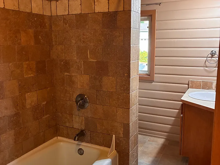 Full upstairs bath.