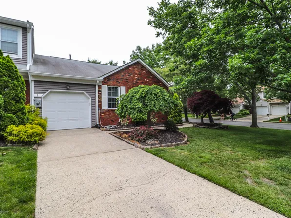 2 Oak Ln, Eatontown, NJ 07724