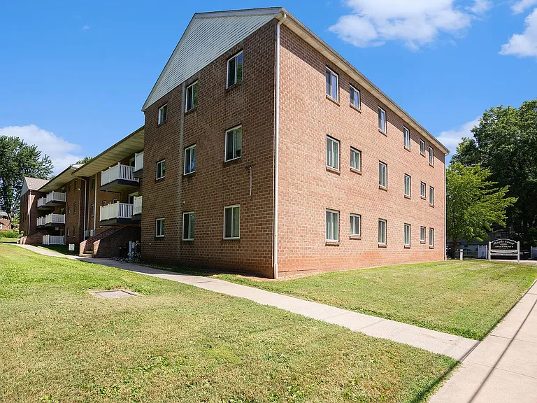 Maple Court Apartments — Photo 33