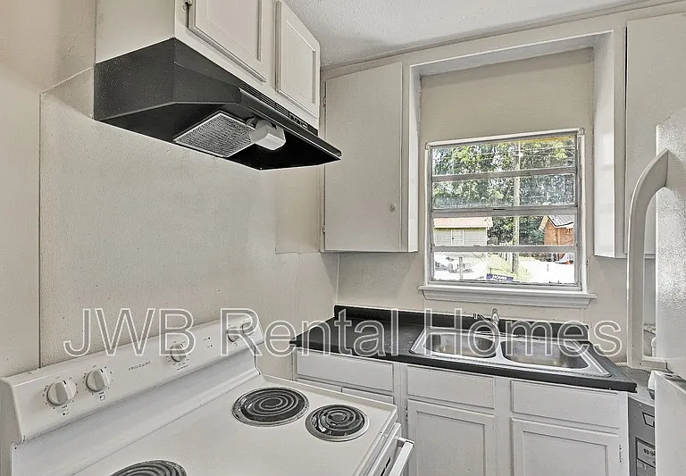 1562 Windle St — Photo 2