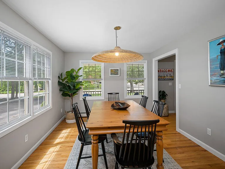 Dining room.
