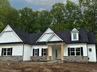 1020 Woods Edge Dr, Hartland, MI