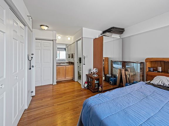 3rd image of 6122 N Winthrop Ave #400