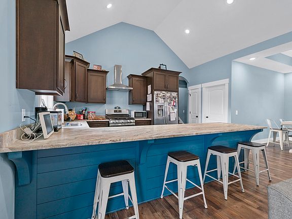 3rd image of 2086 Beverly Ct