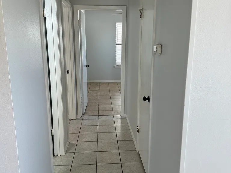 401 Adams Ln — Photo 4