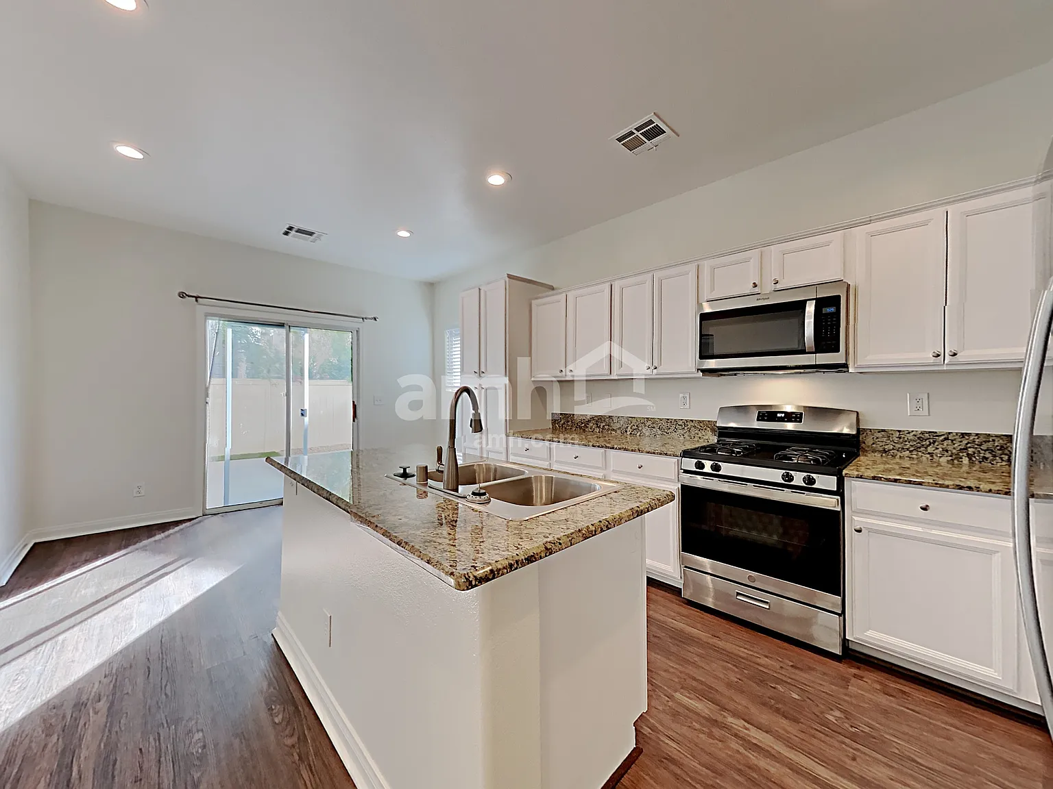 3 bed, 2.5 bath, 1853 sqft, $2,400 — Photo 3