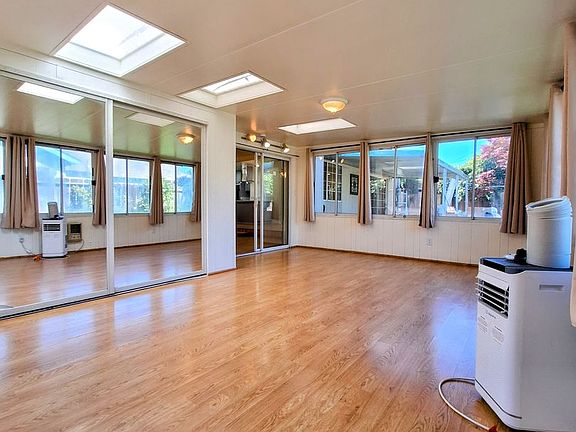 4th image of 2098 Hoover Dr