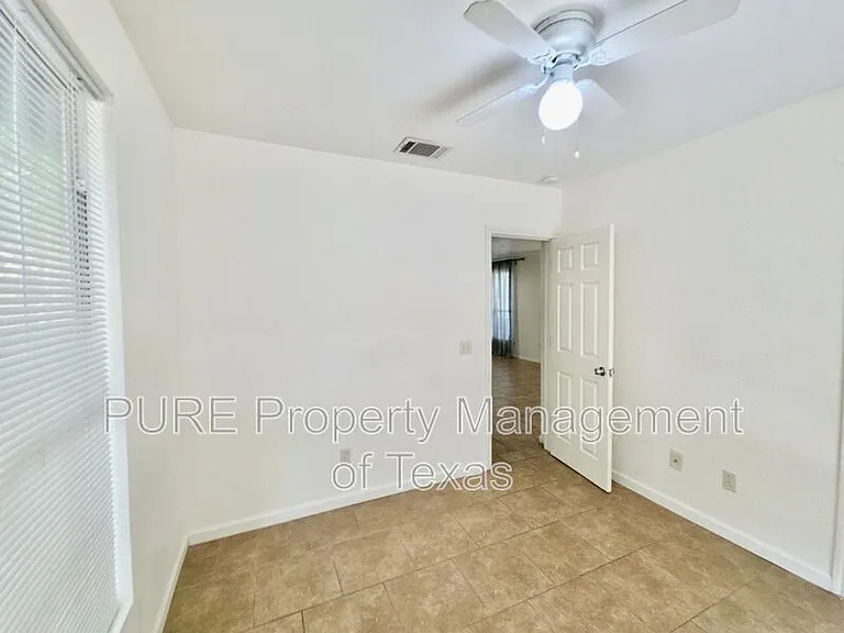 2517 E 4th St — Photo 19
