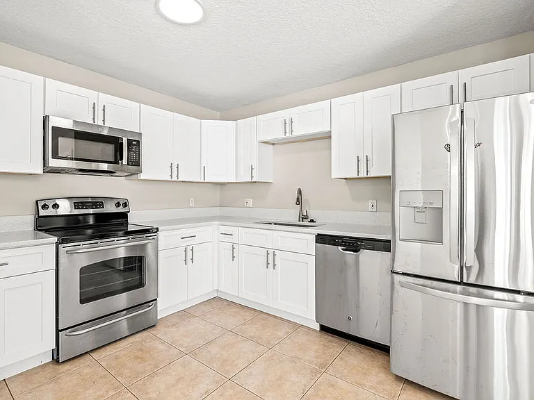 1542 N Lawnwood Cir #37D — Photo 1