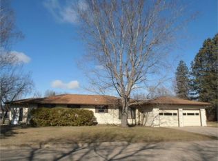 204 3rd Ave S, New rockford, ND 58356