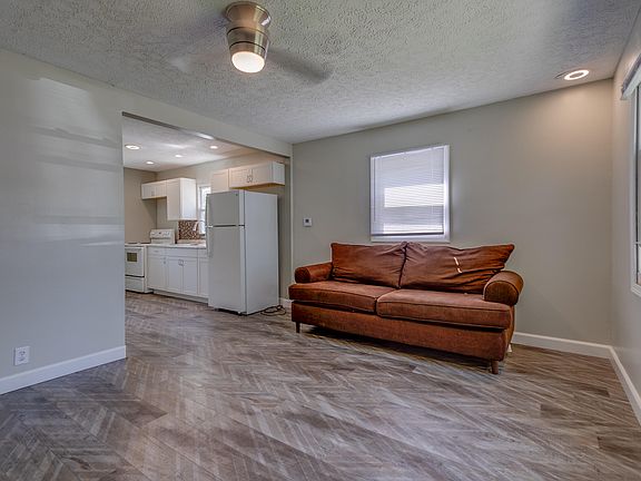4th image of 427 Rosewood Ave