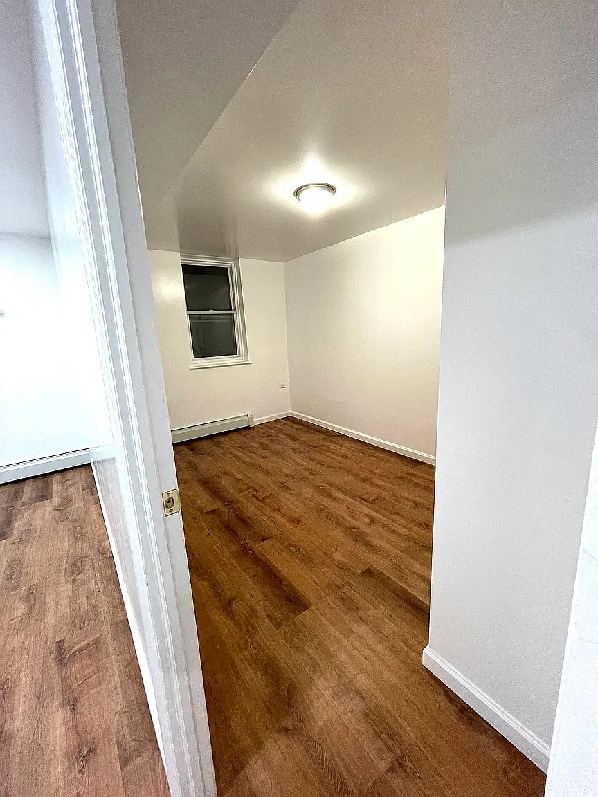 21-32 Steinway Street — Photo 4