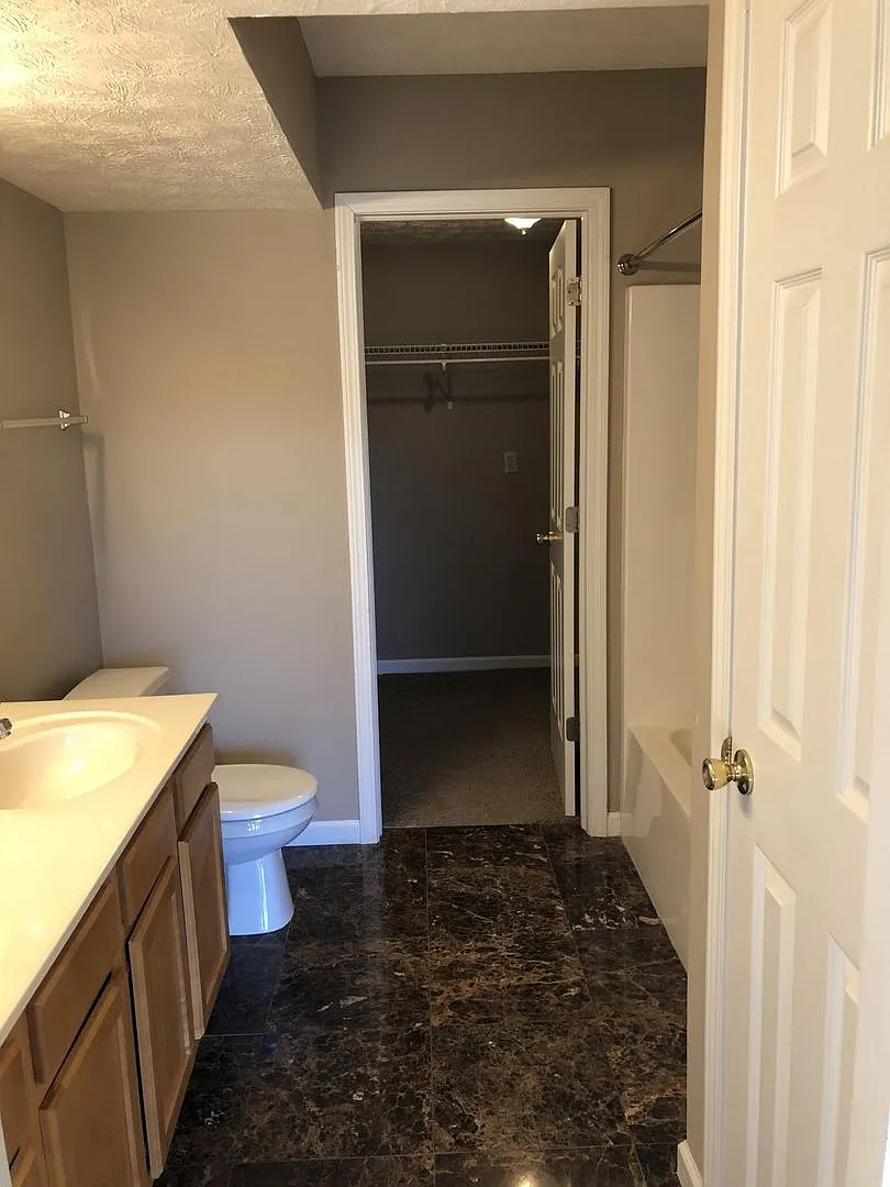 Beautiful townhouse, 3 master-bedrooms, with one on main level. All new kitchen appliances. — Photo 1